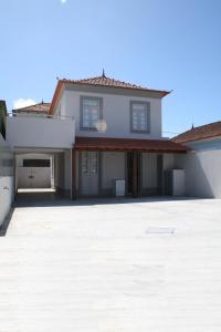 a large white house with a large driveway at Murtosa House in Torreira