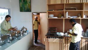 Kuchyň nebo kuchyňský kout v ubytování Royal Sundarban Wild Resort