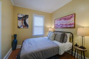 Krevet ili kreveti u jedinici u objektu Spacious apartments near Ashmont - Evonify Stays