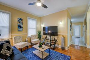 sala de estar con sofá y TV en Spacious apartments near Ashmont - Evonify Stays, en Boston