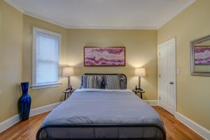 1 dormitorio con 1 cama grande y 2 ventanas en Spacious apartments near Ashmont - Evonify Stays, en Boston