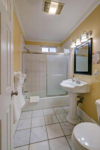 y baño con lavabo, ducha y aseo. en Spacious apartments near Ashmont - Evonify Stays, en Boston