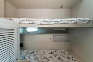ein Etagenbett auf einem kleinen Zimmer in der Unterkunft Barco El Marques in Barcelona