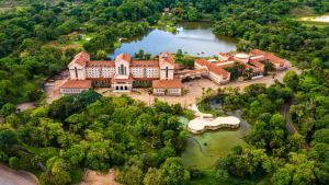 una vista aérea de una mansión en un lago en Grande Hotel Termas de Araxá, en Araxá