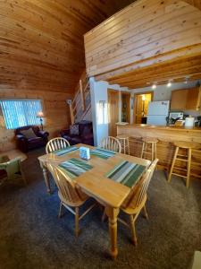 Kuchyň nebo kuchyňský kout v ubytování Hatcher Pass Cabins