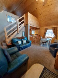 Posezení v ubytování Hatcher Pass Cabins