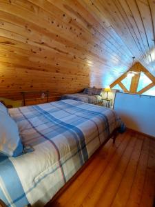 Postel nebo postele na pokoji v ubytování Hatcher Pass Cabins
