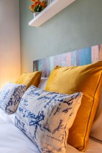 Una cama con dos almohadas encima. en Slava Luxury Suite en Sevilla