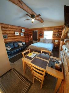 Postel nebo postele na pokoji v ubytování Hatcher Pass Cabins
