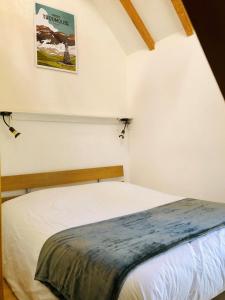 מיטה או מיטות בחדר ב-Gîte La Grange au Bois