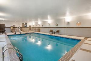 uma grande piscina num quarto de hotel em Hyatt Place Hampton Convention Center em Hampton