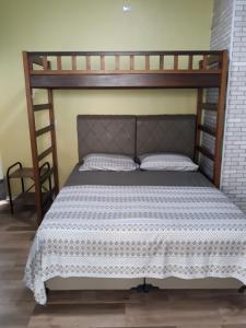 Bunk bed o mga bunk bed sa kuwarto sa Hospedagem Camisa 10
