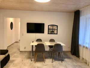 Televízia a/alebo spoločenská miestnosť v ubytovaní Erdgeschoss-Appartement mit Seeblick