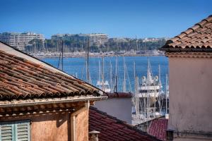 vistas a un puerto con barcos en el agua en IMMOGROOM - Refurbished - Suquet - Sea view en Cannes