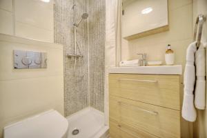 y baño con ducha, aseo y lavamanos. en IMMOGROOM - Refurbished - Suquet - Sea view en Cannes