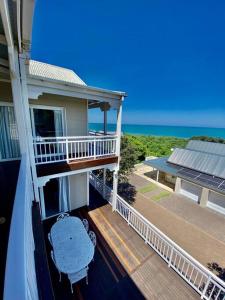- un balcon offrant une vue sur l'océan dans l'établissement Beautiful beach house on Prince's Grant Estate, à Blythedale