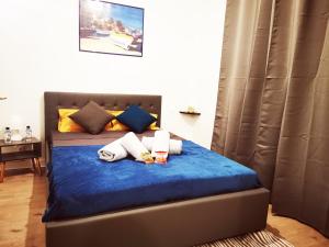 a bedroom with a bed with blue sheets and pillows at Appartement Ajaccio Sanguinaires in Ajaccio
