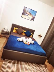 1 dormitorio con 1 cama con sábanas y almohadas azules en Appartement Ajaccio Sanguinaires en Ajaccio