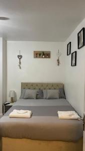 um quarto com uma cama grande com duas toalhas em BvApartments Queensgate 4 em Huddersfield