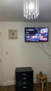 En tv och/eller ett underhållningssystem på BvApartments Queensgate 4