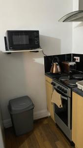 A cozinha ou cozinha compacta de BvApartments Queensgate 4