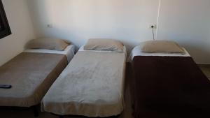 3 łóżka w małym pokoju z hermottermott w obiekcie Calle Guajara, 1. Casa Playa Chica w Puerto de la Cruz