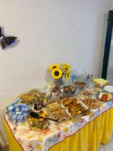B&B Le Farfalle في بالاو: طاولة عليها طعام وغيرها من الأطعمة
