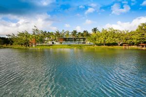 a house sitting on top of a large body of water at Reserva dos Lagos in Laranjeiras
