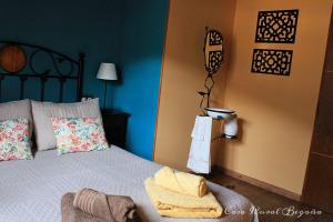 1 dormitorio con 1 cama con toallas en Casa Begoña, en Igüeña