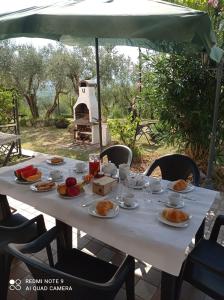 einen weißen Tisch mit Essen drauf mit einem Außenbackofen in der Unterkunft The Wishing Well in Gallinaro