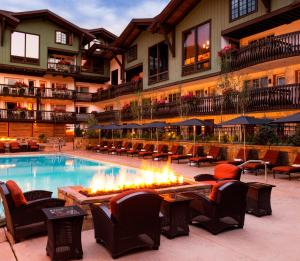 Bazén v ubytování Lodge at Vail Condominiums nebo v jeho okolí