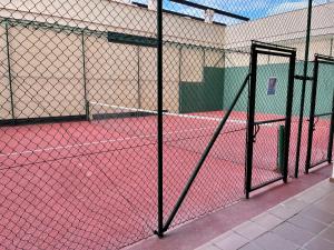 Tenis a/nebo squash v ubytování PUERTO BANUS BEACH MODERNO Apartamento nebo okolí