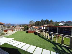 a yard with green grass next to a house at CASA LAXE DO BARRO in Cangas de Morrazo