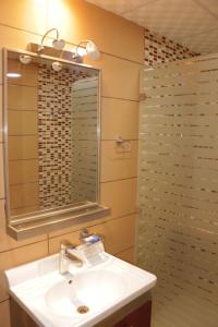 Kupatilo u objektu Golden Palace Hotel Apartments