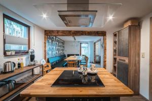 eine Küche mit einem Holztisch und einem Esszimmer in der Unterkunft Sommerhaus am Nationalpark Eifel mit Sauna in Monschau