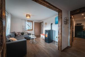 ein Wohnzimmer mit einem Sofa und einem Tisch in einem Zimmer in der Unterkunft Sommerhaus am Nationalpark Eifel mit Sauna in Monschau