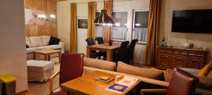 ein Wohnzimmer mit einem Sofa und einem Tisch in der Unterkunft Ferienwohnung Halle/Lettin in Halle an der Saale