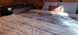 Un pat sau paturi într-o cameră la Lodge House Tara