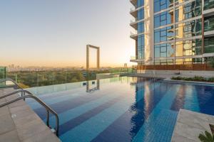 een zwembad aan de zijkant van een gebouw bij Ultimate Stay / 3 Beds / Gorgeous Frame and Park View / 250m from Metro / 1 Stop from World Trade Center in Dubai