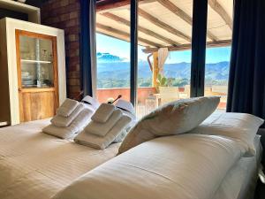 uma cama grande num quarto com uma janela grande em Casa Aurelio Wellness Suite & Spa Inclusive em Taormina