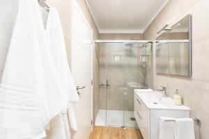 a bathroom with a shower and a sink at Duplex Tendal - Amplio y reformado adosado in Santa Cruz de la Palma