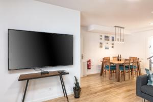 Telewizja i/lub zestaw kina domowego w obiekcie Tendal Hosting - Dúplex Tendal - Amplio y reformado adosado
