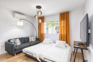 salon z łóżkiem i kanapą w obiekcie Tendal Hosting - Dúplex Tendal - Amplio y reformado adosado w mieście Santa Cruz de la Palma