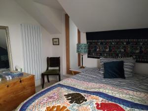 1 dormitorio con 1 cama con cómoda y silla en Offa Home, en Leamington Spa