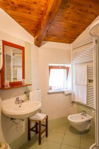 ドロネーロにあるAl Paschèのバスルーム(洗面台2台、鏡付)