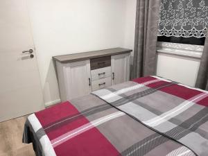 um quarto com uma cama com um cobertor listrado em FERIENWOHNUNG BAD DRIBURG em Bad Driburg
