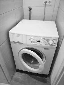 uma máquina de lavar roupa num canto de uma casa de banho em FERIENWOHNUNG BAD DRIBURG em Bad Driburg
