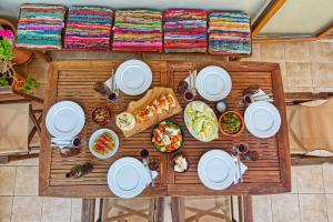 una vista in alto di una tavola con piatti e cibo di Ulivo Sea View House a Kokkíni Khánion