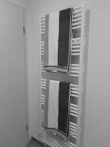 um toalheiro na casa de banho com toalhas pretas e brancas em FERIENWOHNUNG BAD DRIBURG em Bad Driburg