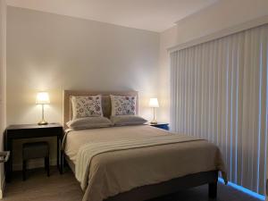 Postel nebo postele na pokoji v ubytování Perfect Apt w Parking Gym Pool WIFI in Arts District DTLA near Little Tokyo B4 + 76 fotografií